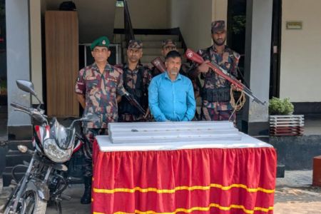 যশোর বেনাপোল মহাসড়কে বিজিবি অভিযানে ১৩ পিচ স্বর্ণবারসহ আটক-১
