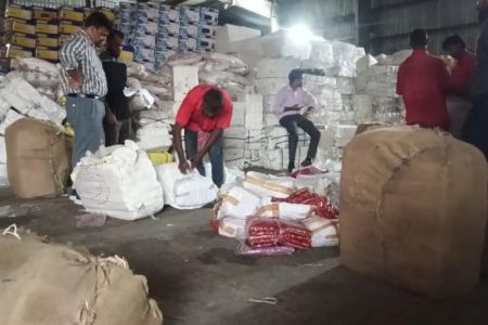 বেনাপোল বন্দরের ৩৭ নম্বর শেডে মিলল নিখোঁজ ১৯ প্যাকেজ ভারতীয় পণ্য