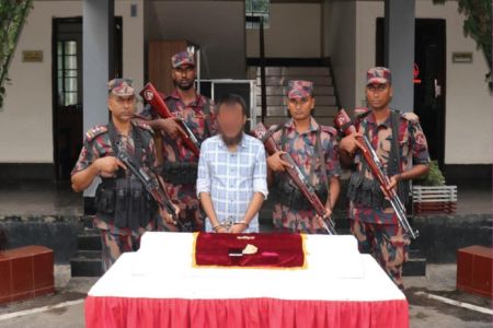 যশোর নড়াইল মহাসড়কে বিজিবি অভিযানে ১ কোটি ৯ লক্ষ টাকা মূল্যের স্বর্ণবারসহ আটক-১