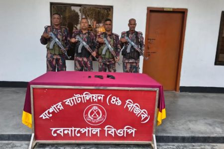 বেনাপোলে বিজিবির অভিযানে অস্ত্র গুলি উদ্ধার 