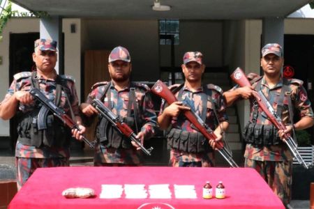 যশোর সীমান্তে প্রায় ১০ কোটি টাকা মূল্যের মাদক-ক্রিস্টাল মেথ আইস ও চোরাচালানী মালামাল উদ্ধার, আটক ১