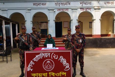 শার্শার কায়বা সীমান্তে ১৫৯৩ পিস ইয়াবাসহ নারী আটক