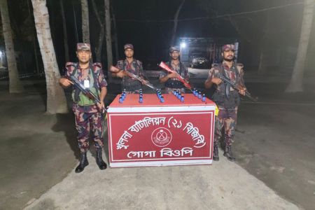 যশোরের শার্শার গোগা সিমান্ত এলাকায় বিজিবি অভিযানে ২০ বোতল ভারতীয় ফেনসিডিল -ডিএক্স উদ্ধার
