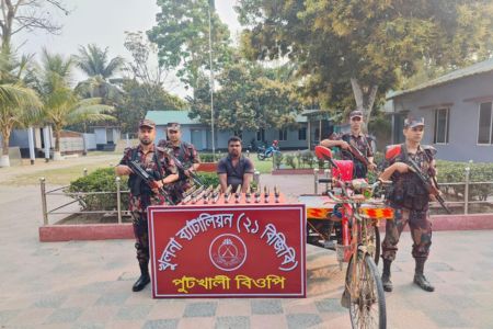 বেনাপোল পুটখালী সিমান্ত এলাকায় বিজিবি অভিযানে ১০০ বোতল ভারতীয় নেশা জাতীয় সিরাপসহ আটক-১