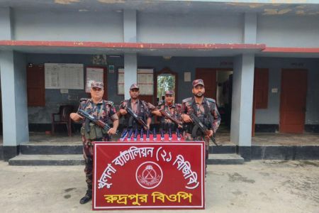 শার্শার রুদ্রপুর সিমান্ত এলাকায় বিজিবির অভিযানে ৮৮ বোতল নেশা জাতীয় সিরাপ উদ্ধার 