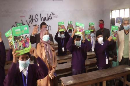 যশোরে স্বাস্থ্যবিধি মেনে সীমিত পরিসরে বই বিতরণ