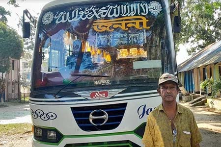 প্রতিবাদ করায় সাংবাদিকদের হামলা  