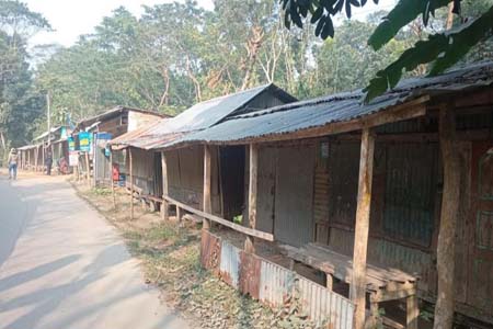 বাবাকে ধরে নিয়ে গেছে পুলিশ