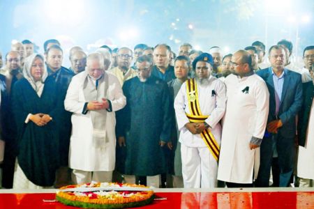 ভাষা শহীদদের প্রতি প্রধান বিচারপতির শ্রদ্ধা নিবেদন