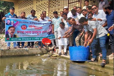 বদলের প্রতিষ্ঠাবার্ষিকীতে নদীতে