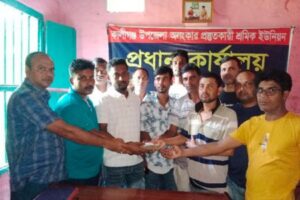 অসুস্থ শ্রমিককে আর্থিক সহায়তা প্রদান করলো কালীগঞ্জ উপজেলা অলংকার প্রস্তুতকারী শ্রমিক ইউনিয়ন 