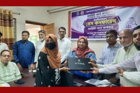 কালীগঞ্জে ফ্যামিলি কার্ডের তথ্য সংগ্রহকারীদের মধ্যে ট্যাব বিতরণ