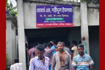 ঝিনাইদহে সার না পেয়ে ডিলার পয়েন্ট ঘেরাও কৃষি অফিসের ব্যবস্থাপনায় সার বিতরণ