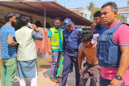 কালীগঞ্জে থানার সামনে বিএনপির দুই পক্ষের সংঘর্ষ, পুলিশসহ আহত ১২