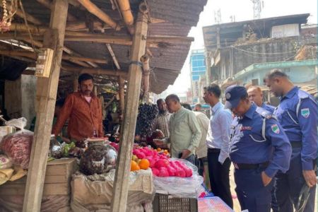রমজানে দ্রব্যমূল্য স্থিতিশীল রাখতে কালীগঞ্জে মোবাইল কোর্ট,দুই ব্যবসায়ীকে জরিমানা