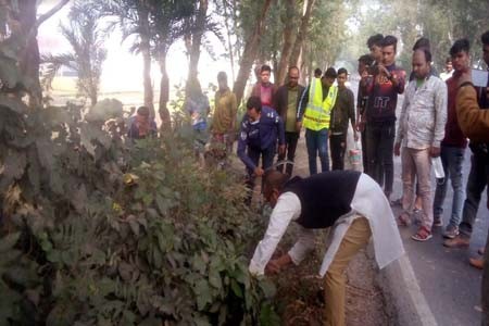 মহাসড়কের ডাকাতি ঠেকাতে রাস্তার পাশের জঙ্গল কেটে পরিস্কার করলেন হাইওয়ে ওসি ও জেলা পরিষদ সদস্য