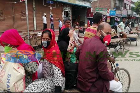 কালীগঞ্জে নির্দেশনা না মেনে ঘরের বাইরে অনেকে