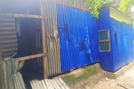 বসতবাড়িতে হামলা-ভাঙচুরের অভিযোগ