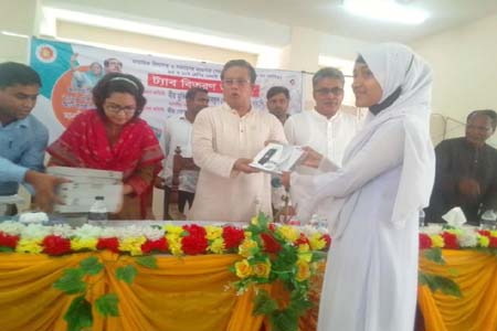কালকিনিতে মেধাবী শিক্ষার্থীদের মাঝে ২ শত ৭২টি ট্যাব বিতরণ