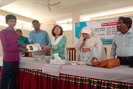 কালকিনিতে মেধাবী শিক্ষার্থীদের মাঝে ২১০ টি ট্যাব বিতরণ