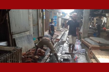 কামারখালী মাছ বাজারে ১৫০ মিটার ড্রেন সংস্কার করলেন ব্যবসায়ী বাবুল