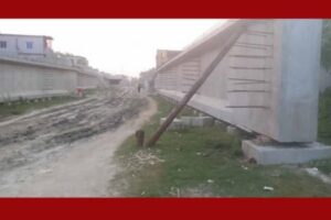 কামারখালী বাজারের রেলের গার্ডার নিয়ে সাধারন জনগন ও ব্যবসায়ীরা বিপাকে