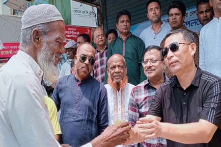 শ্রমিক দিবস উপলক্ষে খাগড়াছড়ি সাংবাদিক ইউনিয়নের পক্ষ থেকে তৃষ্ণার্ত মানুষদের আখের রস বিতরণ