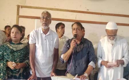 মায়ের হাতে সহায়তা কার্ড