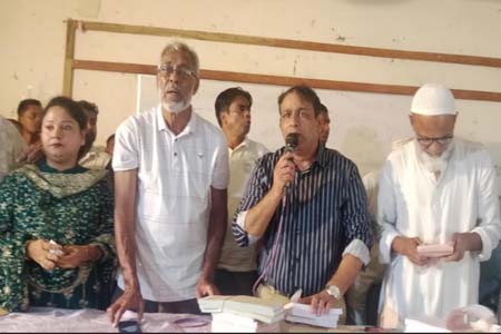 মায়ের হাতে সহায়তা কার্ড