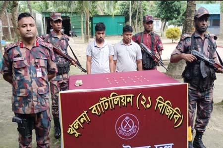 স্বর্ণ সহ দুই পাচারকারি  আটক