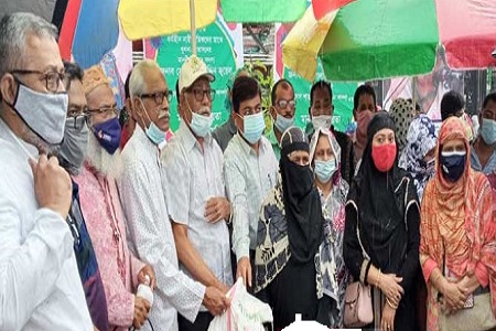 খুলনায় কর্মহীন নারী শ্রমিকদের মাঝে খাদ্যসামগ্রী বিতরণ