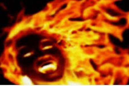 দাম্পত্যকলহে স্ত্রীকে পুড়িয়ে