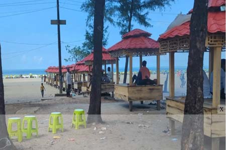 কক্সবাজার সৈকতের অবৈধ দোকান উচ্ছেদ