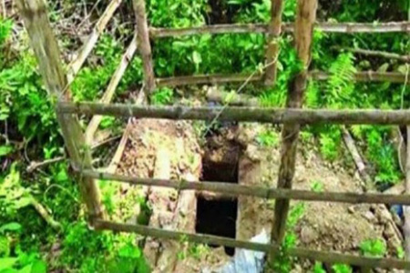 কবরস্থানের গাছ থেকে ঝুলন্ত কঙ্কাল উদ্ধার, কবর থেকে চুরি