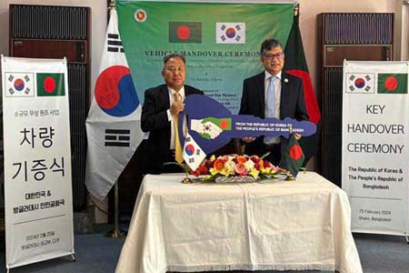 গাড়ি উপহার দিয়েছে কোরিয়া