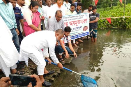 কোটালীপাড়ায় দেশীয় মাছের পোনা অবমুক্ত
