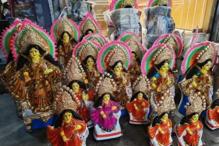 কোটালীপাড়ায় জমজমাট হয়ে উঠেছে লক্ষ্মী প্রতিমা বিক্রির হাট