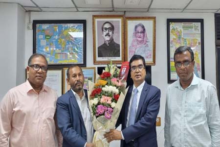 ফুলেল শুভেচ্ছা প্রদান