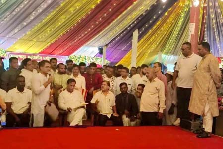 আগৈলঝাড়ায় বিভিন্ন দুর্গাপূজামণ্ডপ পরিদর্শন করলেন আকন কুদ্দুসুর রহমান
