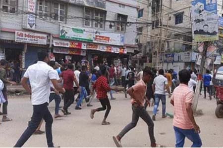 কুমিল্লায় হিন্দু-বৌদ্ধ-খ্রিস্টান ঐক্য পরিষদের মিছিলে পুলিশের বাধা, যুবলীগ–ছাত্রলীগ ধাওয়া দিয়ে ছত্রভঙ্গ করে দিয়েছে