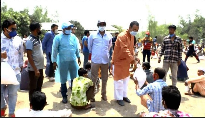 কুড়িগ্রামে আওয়ামী লীগ নেতার ব্যক্তিগত উদ্যোগে ত্রাণ বিতরণ