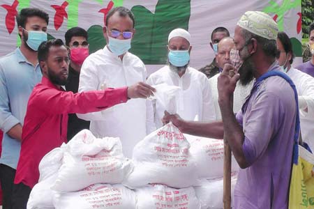 কুড়িগ্রামে আওয়ামী লীগ নেতার ২ হাজার পরিবারকে ত্রাণ বিতরণ