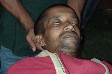 চার্জে লাগাতে গিয়ে শ্রমিকের মৃত্যু  