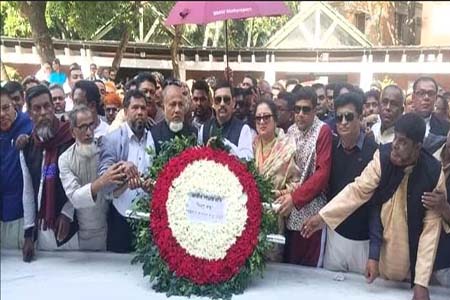 বঙ্গবন্ধুর সমাধিতে নবনির্বাচিত সাংসদ সদস্য লাবু চৌধুরীর শ্রদ্ধা