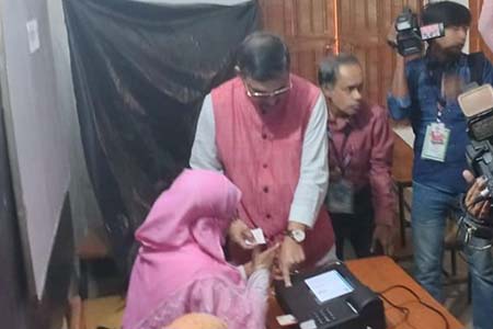 ভোট প্রদান করলেন নৌকা প্রার্থী লাবু চৌধুরী 