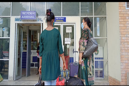 ভারতে পাচার তরুনীকে ট্রাভেল পারমিটে হস্তান্তর
