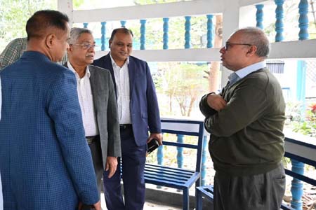 ভূমি অফিসে ভূমিমন্ত্রীর ঝটিকা সফর, ট্রান্সফার দলিলের নামজারি দ্রুত করার নির্দেশ