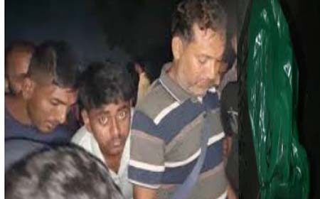 পলিথিনের মোড়ানো তরুণী
