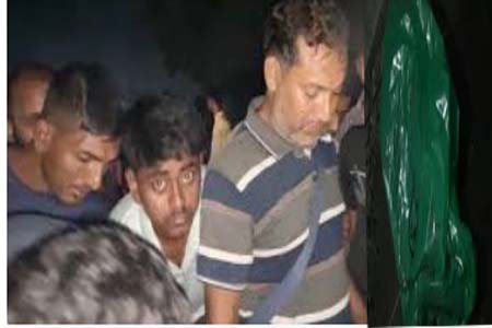 পলিথিনের মোড়ানো তরুণী