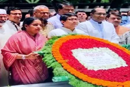 বঙ্গবন্ধুর সমাধিতে আইন সচিবে